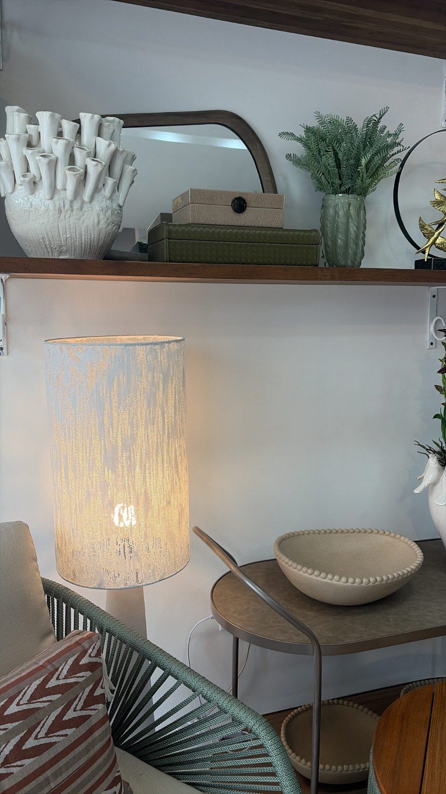 Composição de móveis e objetos decorativos da Nane